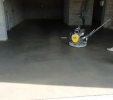 Lissage de la dalle du sous-sol