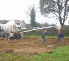 Le camion toupie est arriv&eacute; t&ocirc;t ce matin. et c'est parti pour remplir les belles rigoles.