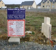 L'entrée du lot (partielle) avec le panneau de chantier.