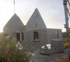 Vue générale de la route qui mène à la maison