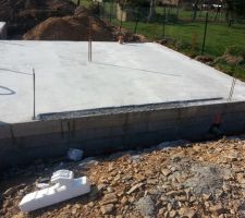 Dalle avec empreintes pour bas de porte de garage