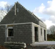 Au premier plan on devine le salon-s&eacute;jour qui sera en d&eacute;plafonn&eacute; de 3m50