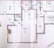 Voici le premier plan du rez de chaussé en precisant que l'on avait demandé sans mezanine et une vue ci possible de la cuisine sur l'ouest car cela donne sur la vallée, délire du dessinateur ?