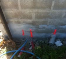 Marquage fourreaux pour liaison futur cuve eau pluviale et tube PVC pour passage tuyau  gaz pompe à chaleur