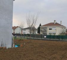 Le jardin, aplani et encombré de beaucoup de cailloux