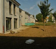 Le jardin, bombé et encombré de beaucoup de cailloux