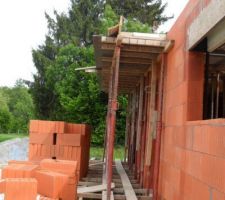 L avancement au dessus du garage et de la porte d entr&eacute;e