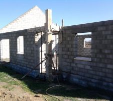 Voila la fin de la maconnerie
en ce jeudi 25 Mars 2010
maintenant ont n'attent la charpente