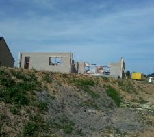 Vue de l'arrière de la maison depuis la parcelle voisine, trou de 2m que nous avons comblé grâce à l'apport de terre végétale sur notre parcelle