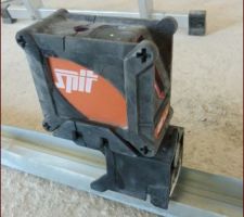 Surtout si on a cet outil là: un bon niveau laser qui projette une ligne droite au plafond, aligné au rail du bas :-) merci au copain qui nous l'a prêté :-)