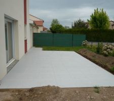 Terrasse sur Chape maigre, dalles MARLUX Grigio