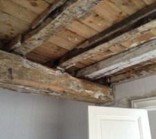 Destruction de l'actuel plafond pour traitement des poutres.
Chambre rdc.