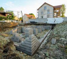 Les ouvriers travaillent même le samedi. Après avoir débuté leur journée à réparer les glissements de terrain, ils ont monté quelques rangées de parpaings.