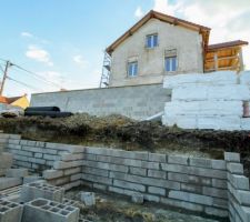 Les ouvriers travaillent même le samedi. Après avoir débuté leur journée à réparer les glissements de terrain, ils ont monté quelques rangées de parpaings.