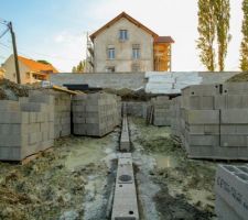 Les ouvriers travaillent même le samedi. Après avoir débuté leur journée à réparer les glissements de terrain, ils ont monté quelques rangées de parpaings.