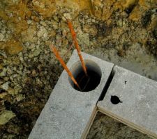 Les ouvriers travaillent même le samedi. Après avoir débuté leur journée à réparer les glissements de terrain, ils ont monté quelques rangées de parpaings.