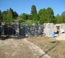 Continuation du montage des murs, &ccedil;a avance vite et bien !