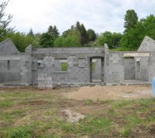 Fin de la grosse maçonnerie, les murs et les pignons sont finis. Le tout monté en quelques jours. Le chantier est très propre.