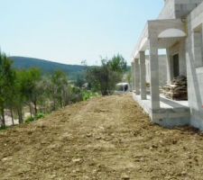 Nivellement de la butte devant la terrasse
