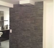 Mur recouvert de pierres de parements. Il ne manque plus que le poêle à bois.  Pour cet hiver en fonction du budget ;)