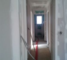 Couloir menant aux chambres et salle de bain