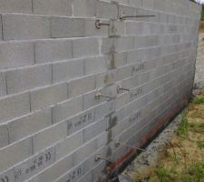 Sur cette photo on peut voir l?humidité qui sort du mur lors de la pose des poteaux en béton armé.