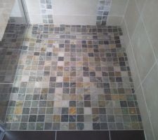 SDE, mosaïque en pierre naturelle au sol de la douche à l'italienne