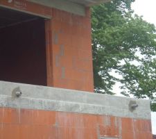 Trou pour pose des évacuations d'eaux de pluie des terrasses