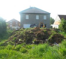 On attaque le mont de terre