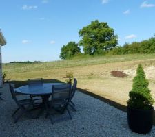 Notre salon de jardin après un relooking maison