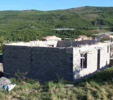 Partie chambres : fenêtre de la chambre 4, porte de la buanderie, fenêtre des WC