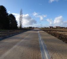 La route devant chez nous il y a maintenant plusieurs mois, elle est actuellement goudronnée.