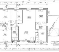 Voici le plan de notre petite maison, le garage sera au final fait en même temps que la maison. Il n'est plus à notre charge.
On a rajouté une porte de service au garage et une fenêtre dans les WC par rapport au plan.