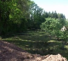 SEM 18-2014 Vue d'ensemble. Arrière du terrain. Vue depuis 3 des 4 ch, et de la baie vitree du salon.