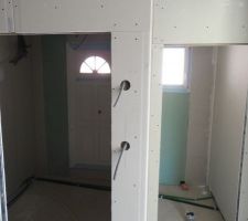 EntrÃ©e et toilettes / vue des 1eres marches d'escaliers