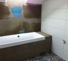 Faïence et habillage de la baignoire