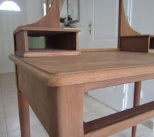 Coiffeuse apr&egrave;s pon&ccedil;age. Vu les d&eacute;tails, merci la ponceuse &eacute;lectrique !