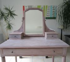 Et voil&agrave; une coiffeuse relook&eacute;e &agrave; la cire &agrave; c&eacute;ruser ! :-)