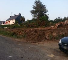 Un tas de d&eacute;bris sur notre terrain