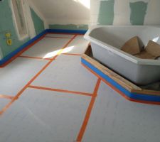 Scotchage des plaques de TMS d'isolation du sol   caisson contour baignoire avant coulage de la chape