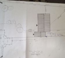 La maison est construite en limite de terrain coté garage.
L'entrée du terrain est au sud.
Plan élaboré à l'époque de la construction 1996