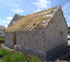 Voici le pignon de toit coulé et la charpente garage terminée