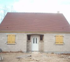 Pose des fenêtres et des volets, ainsi que les grilles de défense