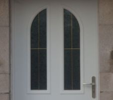 Vue de la porte d'entrée, c'est fermé à clef