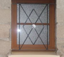 Fenêtre de la salle de bain, et de la grille de défense