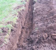 Tranchée pour la future semelle béton pour la séparation avec le voisin