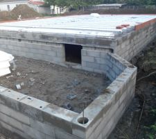 Mai-Vide sanitaire, marmites posées sur la maison. Le garage sera fait le lendemain.