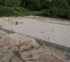 Remblai entre soubassement, constitué par un apport de sable, vue devant maison