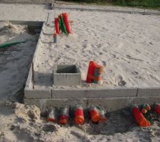 Remblai entre soubassement, constitué par un apport de sable, vue devant maison cellier