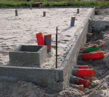 Remblai entre soubassement, constitué par un apport de sable, vue devant maison coté cuisine/cellier